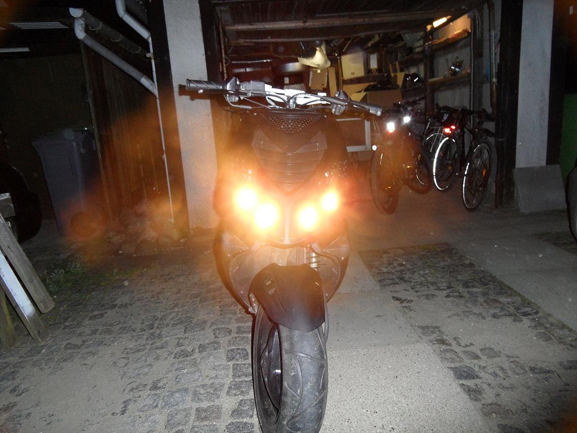 Peugeot Speedfight 2 AC - Lys tændt, kamera mere fokuseret på forlygten billede 4