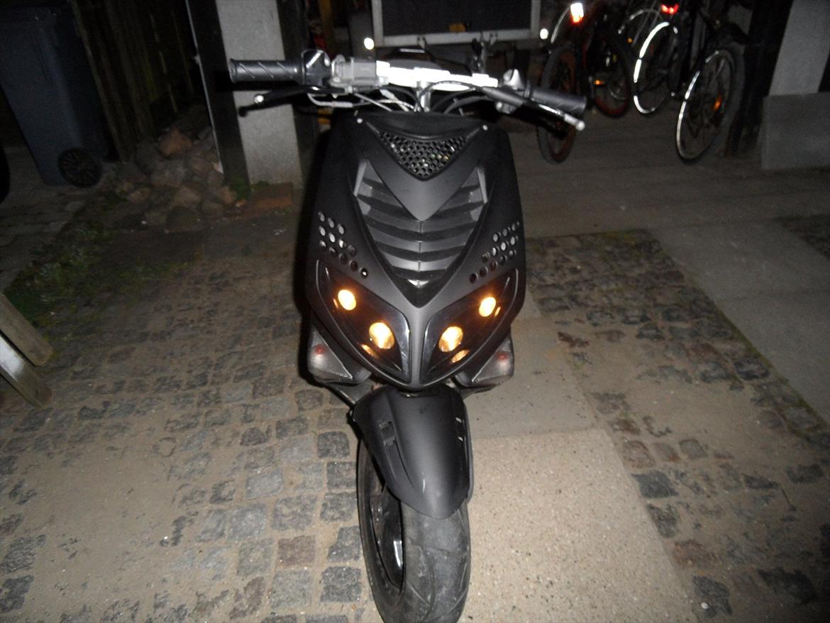 Peugeot Speedfight 2 AC - Lyset er tændt (Kort lys knap = sluk, lang lys knap = tændt) billede 3