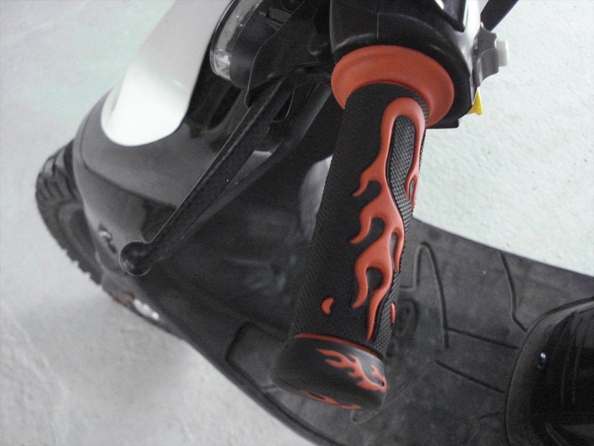 PGO Hot 50 - Håndtag med orange flammer og carbon look bremse greb billede 6