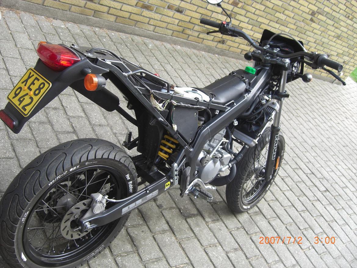 Derbi Senda Xtreme SM LC-ÐÐ SOLGT - så blev det den store vaske dag kæft den var bare fin bag efter var pudset OVERALT sådan en tur får den 1 gang hver måned og når den bliver sat i vinter hi er turen altid lidt mere grundig :D OG NEJ jeg var ikke begyndt at vaske den skulle først til det billede 15