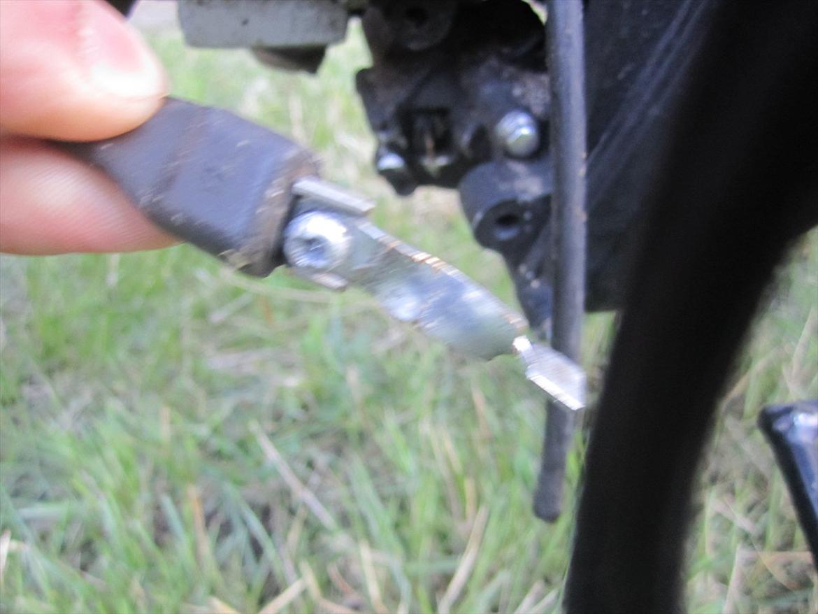 Sachs madass - det er den til elstarten der sidder den på fra den gamle men skruen er smadret så den ska lige bores ud og så er den lige til at sætte på det er derfor elstarten ikk virker:) billede 16