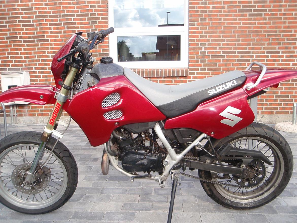 Suzuki SMX - Det er så den nye skjold man kan se her. det var den nærmeste farve, autolakeren  kunne komme ;)  billede 14