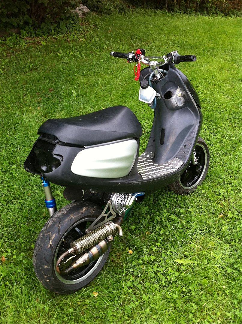 Yamaha Jog space/sr LC DD TS ll [Solgt] - har i tankerne at kølervæskebeholderen skal side inde under skjoldet som der er lavet hul til! billede 6