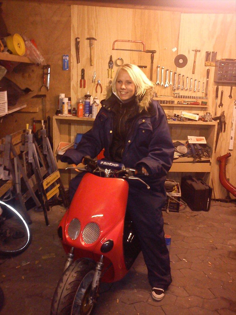 Yamaha Neos S6SP AC SD 70cc - Kammien's kæreste var helt vild efter af få taget et billede med hende på :). billede 2