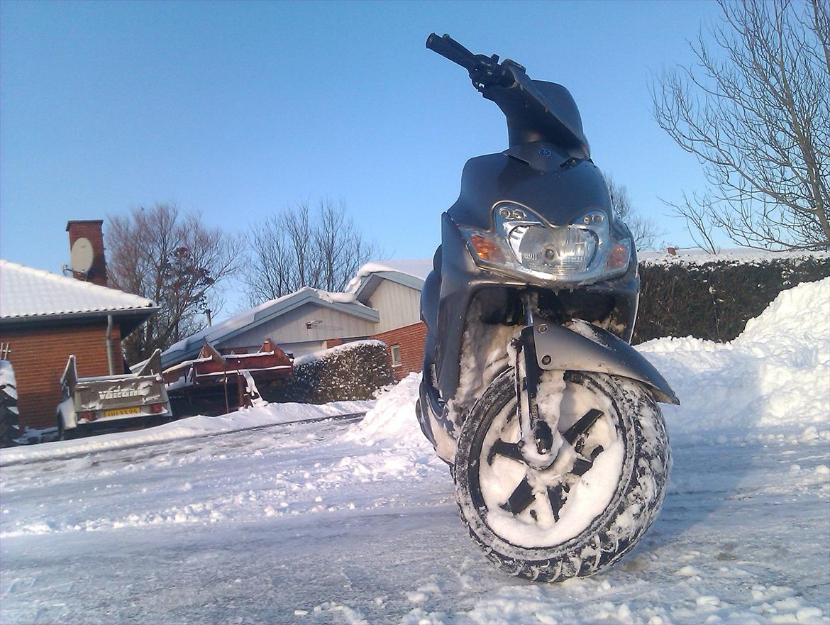 Yamaha jog r  (taget af panserne)  billede 3