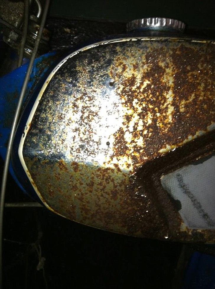 Veteraner DBS Sport - Tanken er rusten, ja, men lakken er original. Jeg agter bare at gøre den så pæn, som den kan blive, frem for at omlakere og omforkrome. Synes sgu de gamle maskiner mister for meget, når man omlakerer dem, så hellere en lidt ramponeret originallak. billede 10