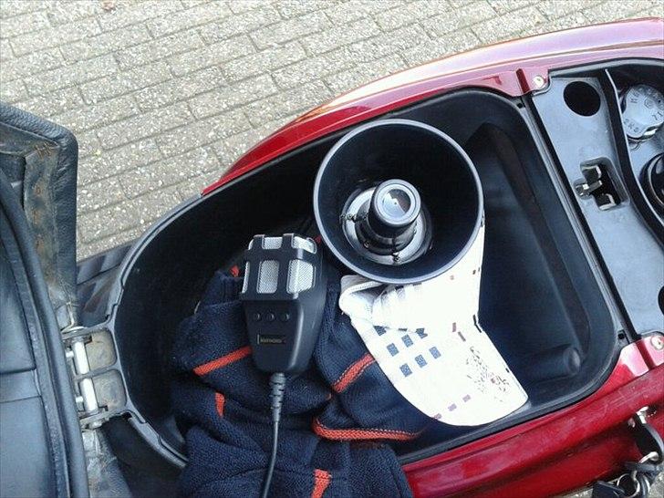 Yamaha Bws KØB DEN NU - Trukket ledninger ned under skjoldet og til batteriet. billede 4