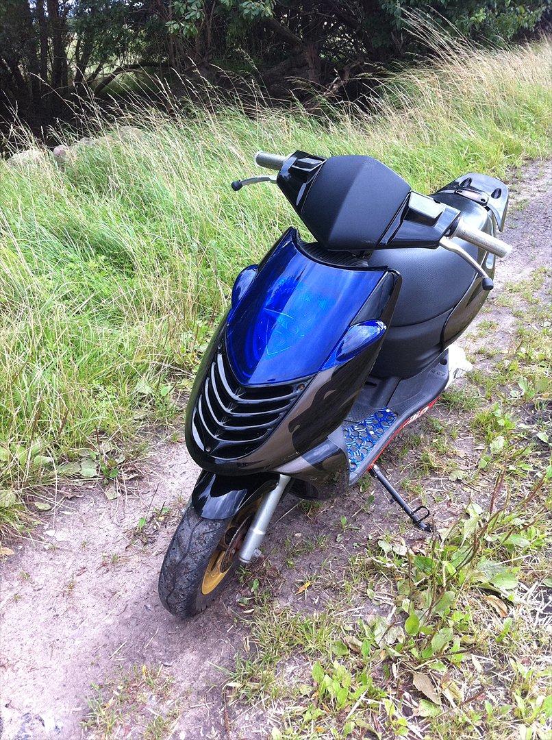 Aprilia sonic ''Gaderacer'' - Dengang den havde standard skjolde er blevet udskiftet med autolakeret skjolde da jeg synes de blev for kedelige har stadig de originale skjolde de er dog bare lidt mere ridset  billede 8