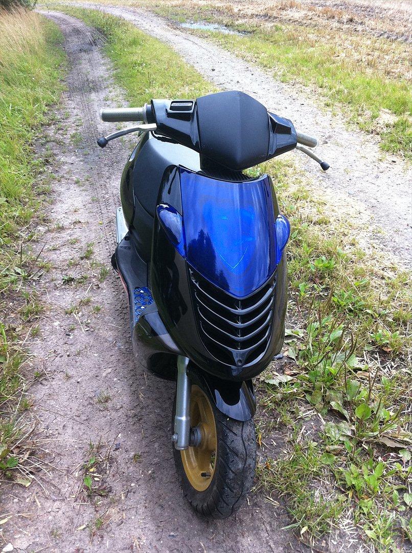 Aprilia sonic ''Gaderacer'' - Dengang den havde standard skjolde er blevet udskiftet med autolakeret skjolde da jeg synes de blev for kedelige har stadig de originale skjolde de er dog bare lidt mere ridset  billede 9