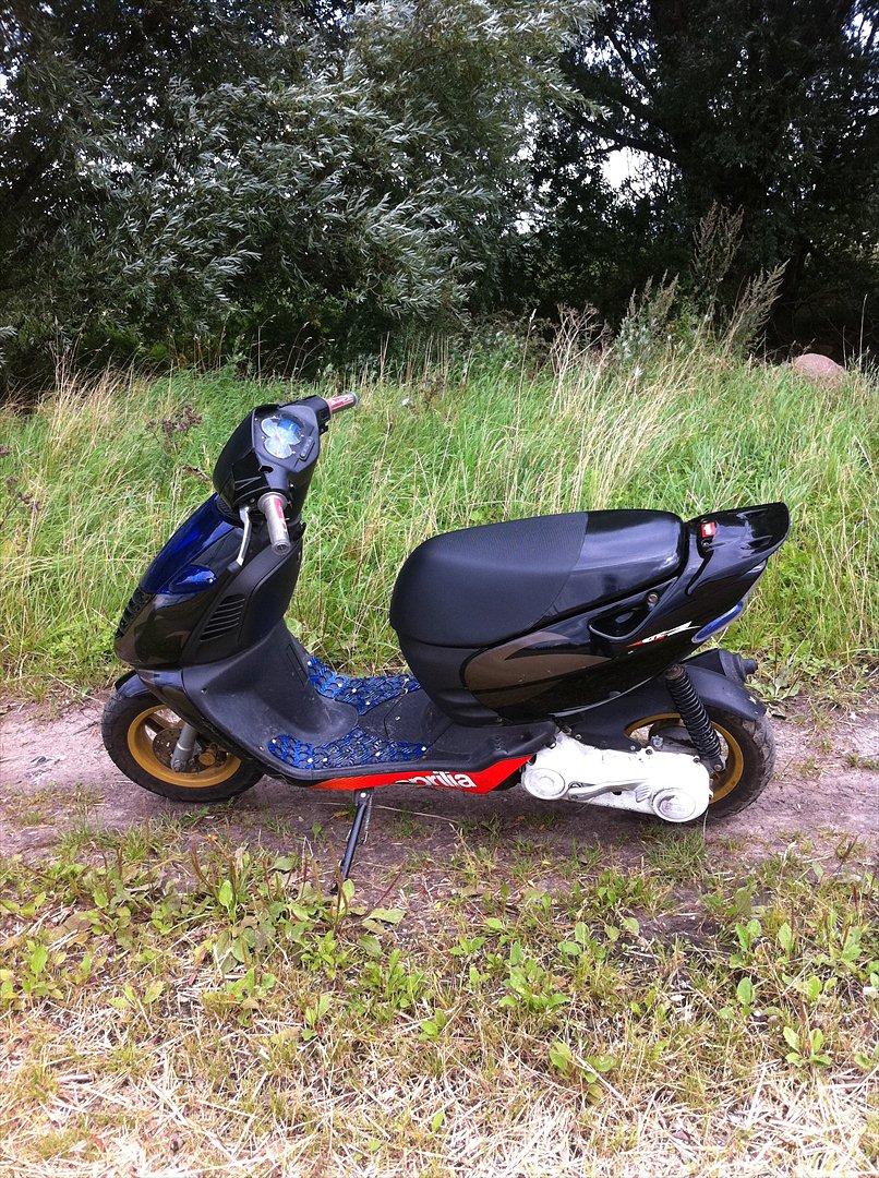 Aprilia sonic ''Gaderacer'' - Dengang den havde standard skjolde er blevet udskiftet med autolakeret skjolde da jeg synes de blev for kedelige har stadig de originale skjolde de er dog bare lidt mere ridset  billede 11