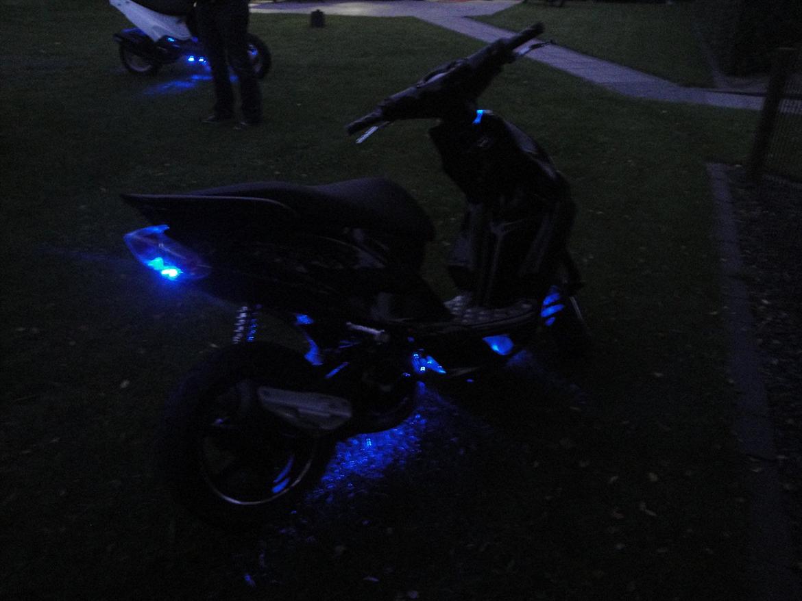 Yamaha Jog R (Tidl. Scooter) - 16 blå dioder billede 10