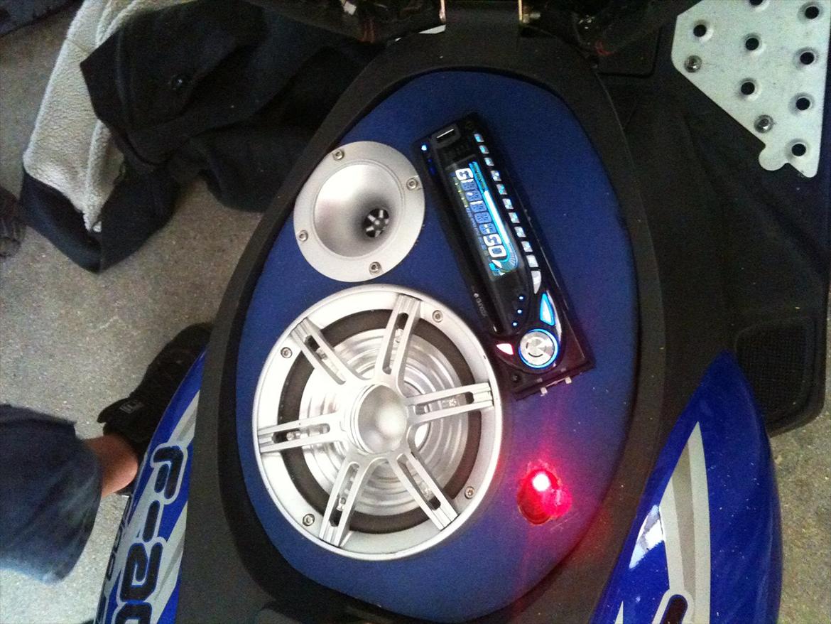 Keeway F-act TIL SALG    <blue 'n' white> - Keeway hjelm rum anlæg :D billede 13