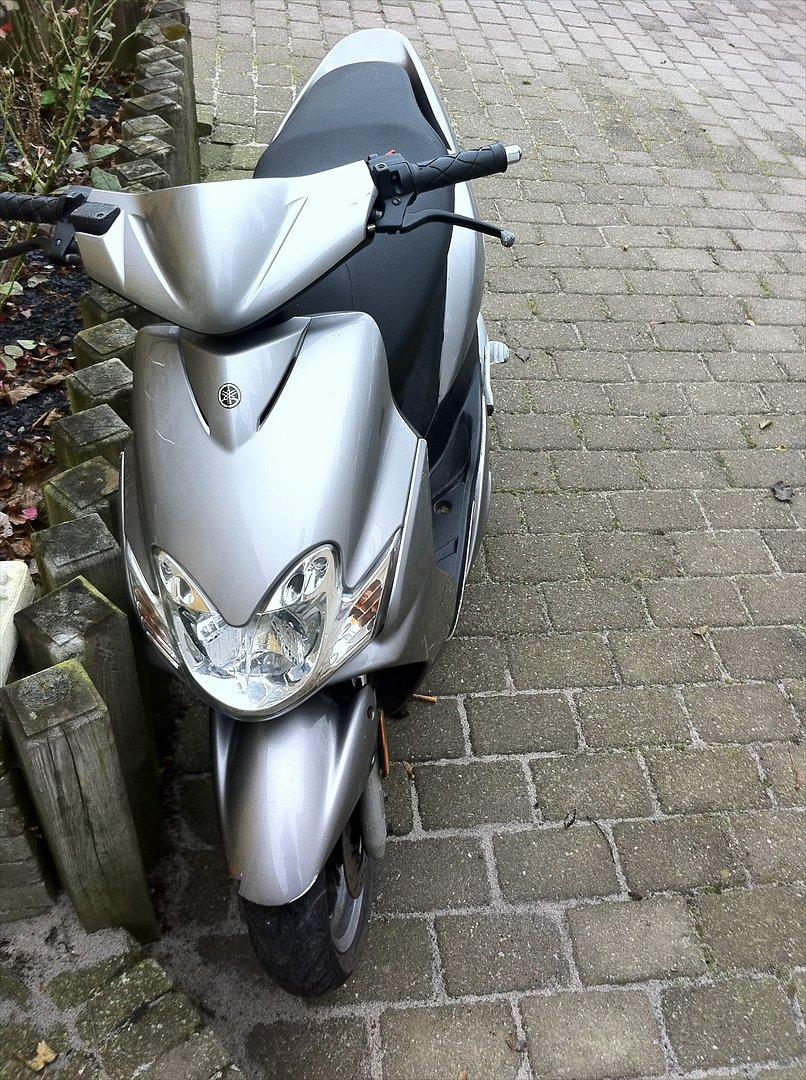 Yamaha Jog r SOLGT - Ridserne er i venstre hjørne, der er et billede hvor der er zoomet ind. billede 2