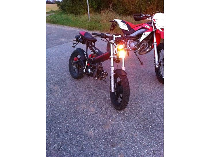 {{currentPhoto.altText}} billede {{currentPhoto.number}}