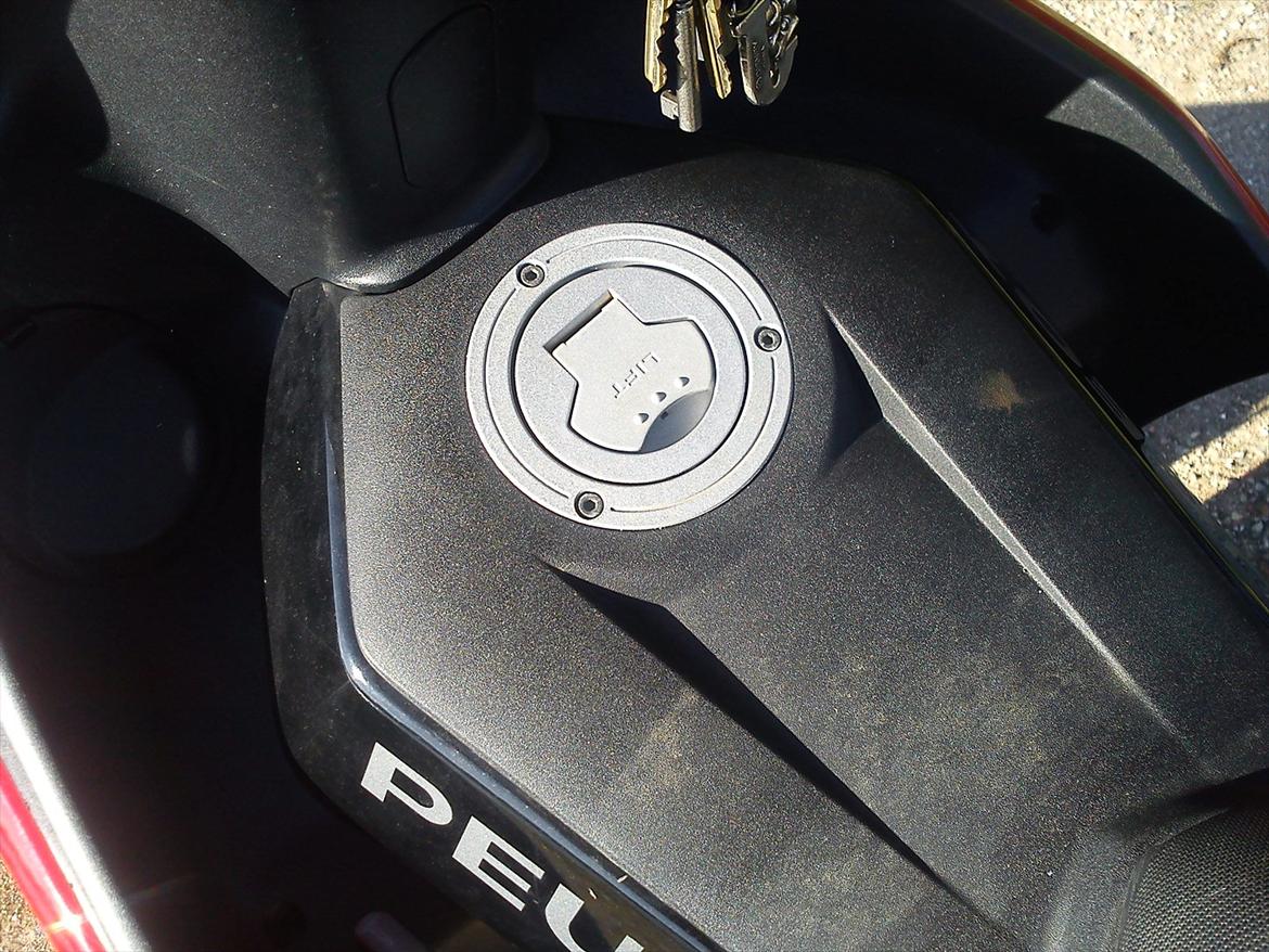 Peugeot Jetforce C-Tech - Benzintank, 8,1 Liter Med Lås :)

Kølervæske fyldes på over til venstre under sort plasticlåg 1.5 liter billede 11