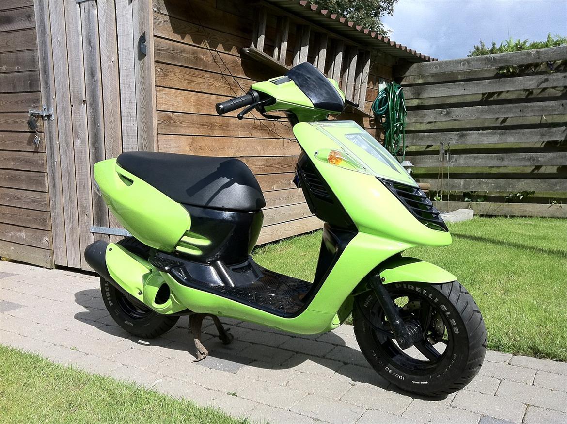 Aprilia Sonic - så står den næsten færdig mangler kun lige at få min r-setup bremsekaliber i chrome på men indtil da er den nuværende kaliber lakeret sort (: billede 1