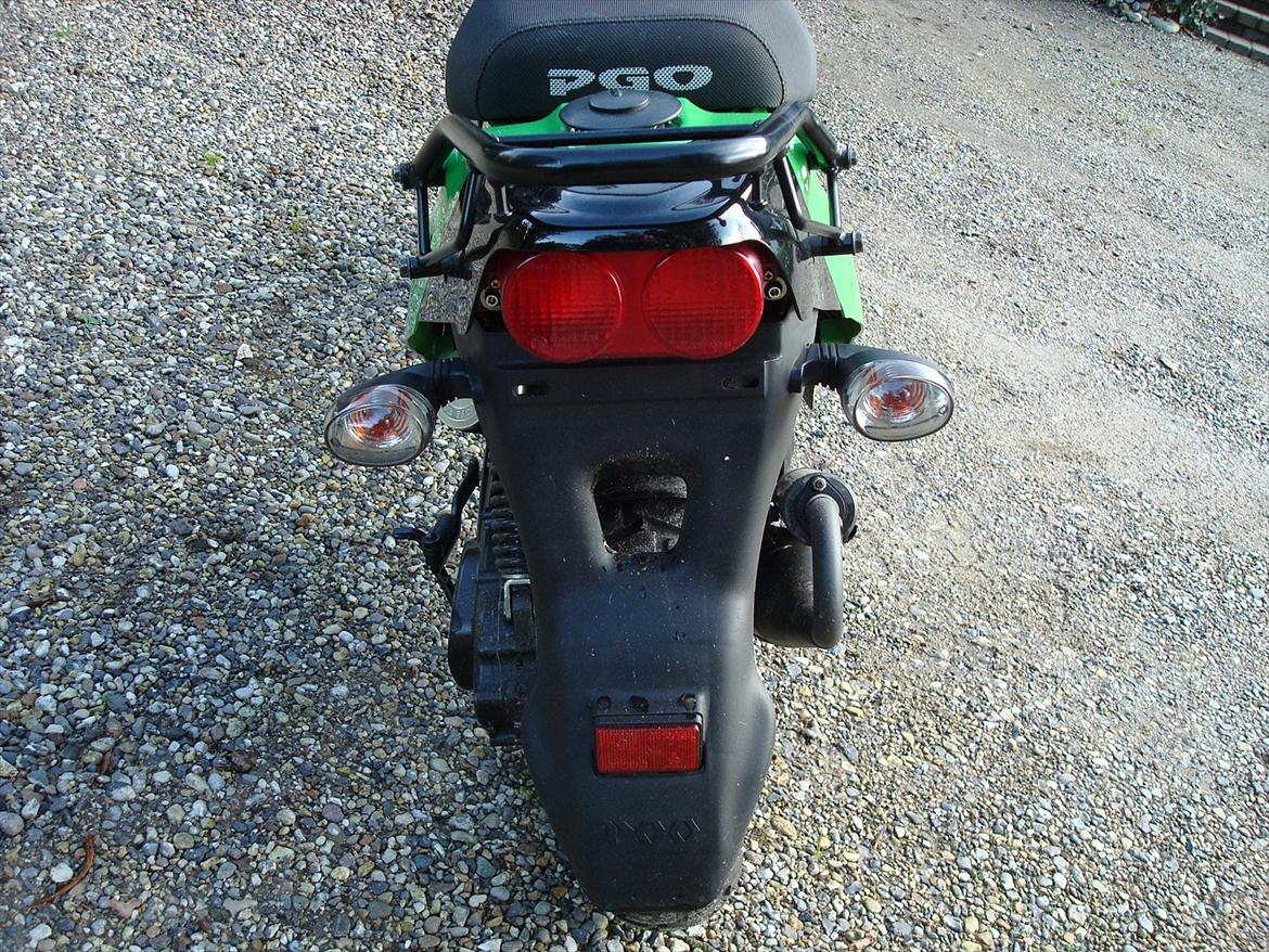 PGO Hot 50 - Den ligner noget der er løgn med den skræm på. Men hvá fanden jeg slipper da for sjap & lort på ryggen når det regner :P billede 5