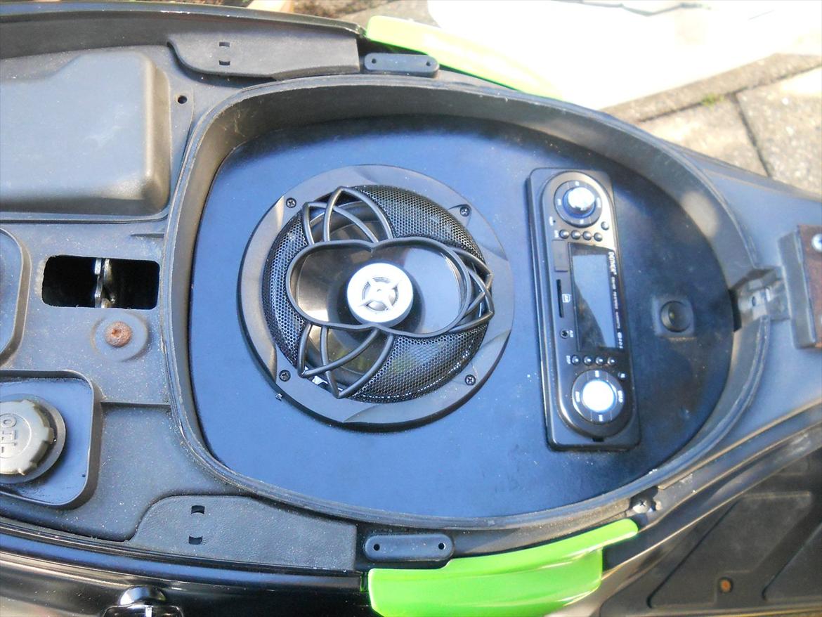 Piaggio NRG MC³ - en Denver radio jeg har fået også en JBL bil højtaller :) spiller fint nok billede 9