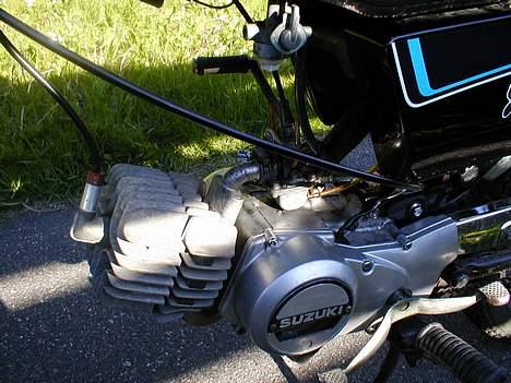 Suzuki DM-50 *solgt* - Tja, Så har vi motoren (standard) skulle bare lige have et billede efter jeg tog min gamle tandbørste og skrubbede karburatoren :)) billede 7