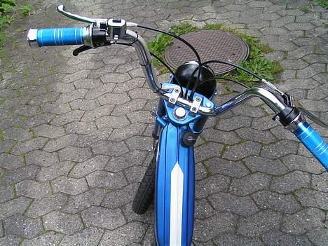 Puch Maxi *Den er vild* - Deet mit styr med Blå håndtag, sort rund forlygte, og hvid klistermærke på stel billede 11