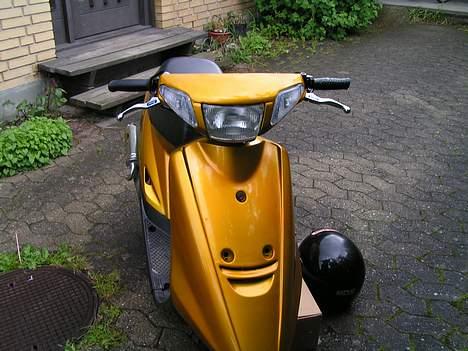 Yamaha Jog - Hendes dejlige front! =P Såså rolige drenge!.. billede 1