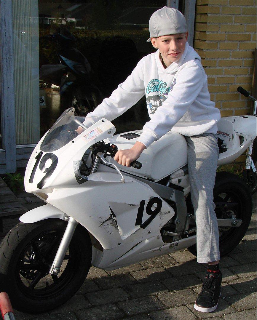 Honda NSF100 (dmu) - Dagen efter jeg havde hentet den; knægten skulle da lige op og sidde. Han fyldte 13 for knap 2 måneder siden. billede 19