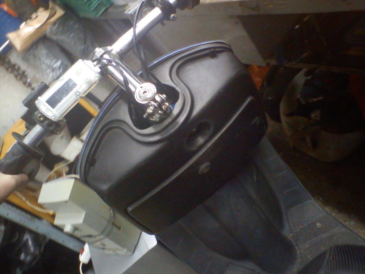 Piaggio Zip ÐÐ - har sat 45'er hanskerum på fordi jeg syntes det er praktis men har den rigtige stadig hylde eller hva man kalder den :) billede 5