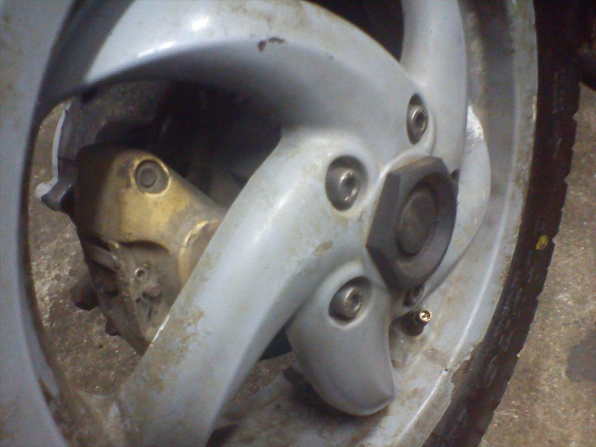 Piaggio Zip ÐÐ - bagfælget og der kan man se der er skrive bremse på :)  billede 8