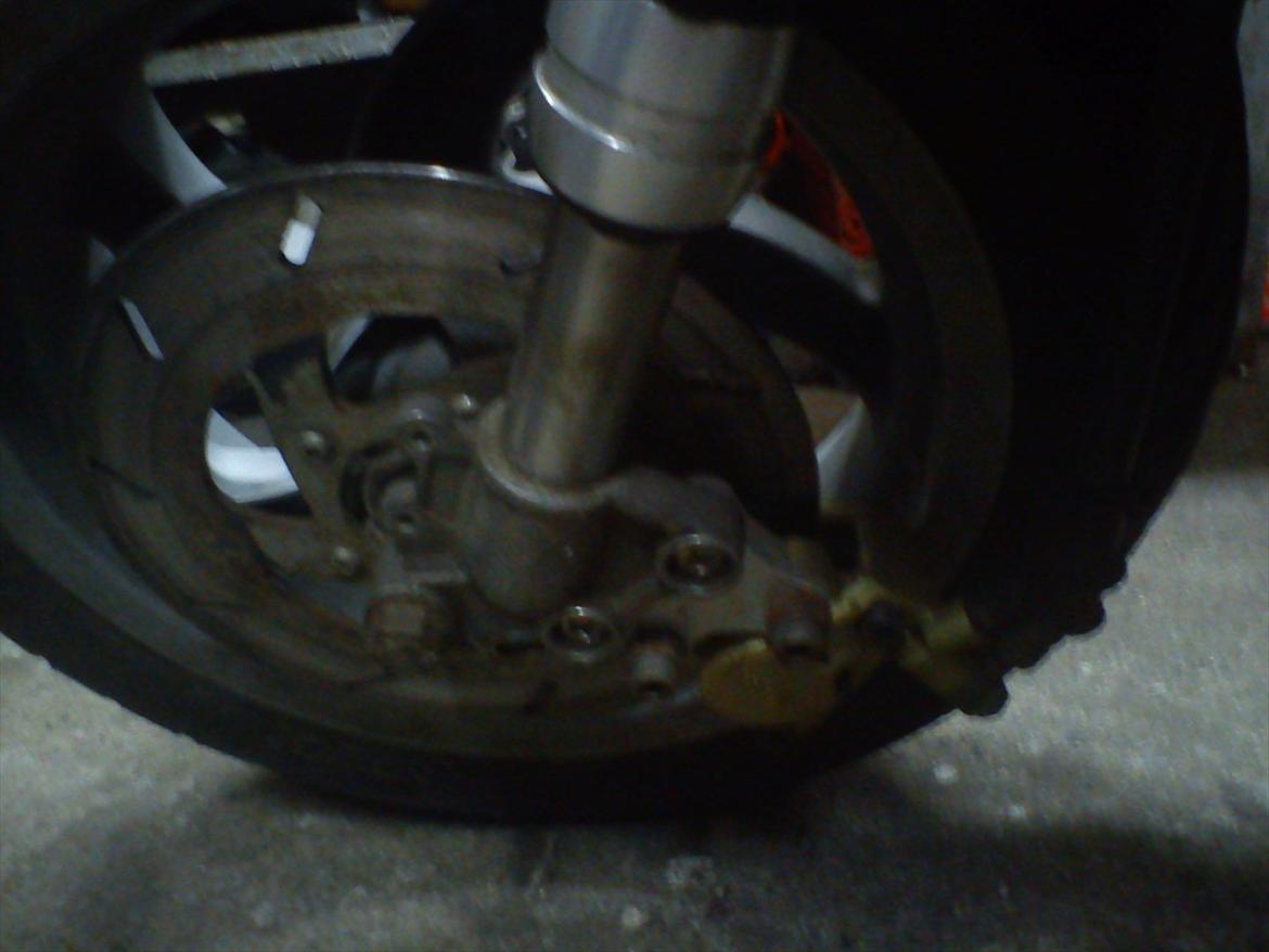 Piaggio Zip ÐÐ - forfælget hvor man kan også kan se bremseskiven :)  billede 11