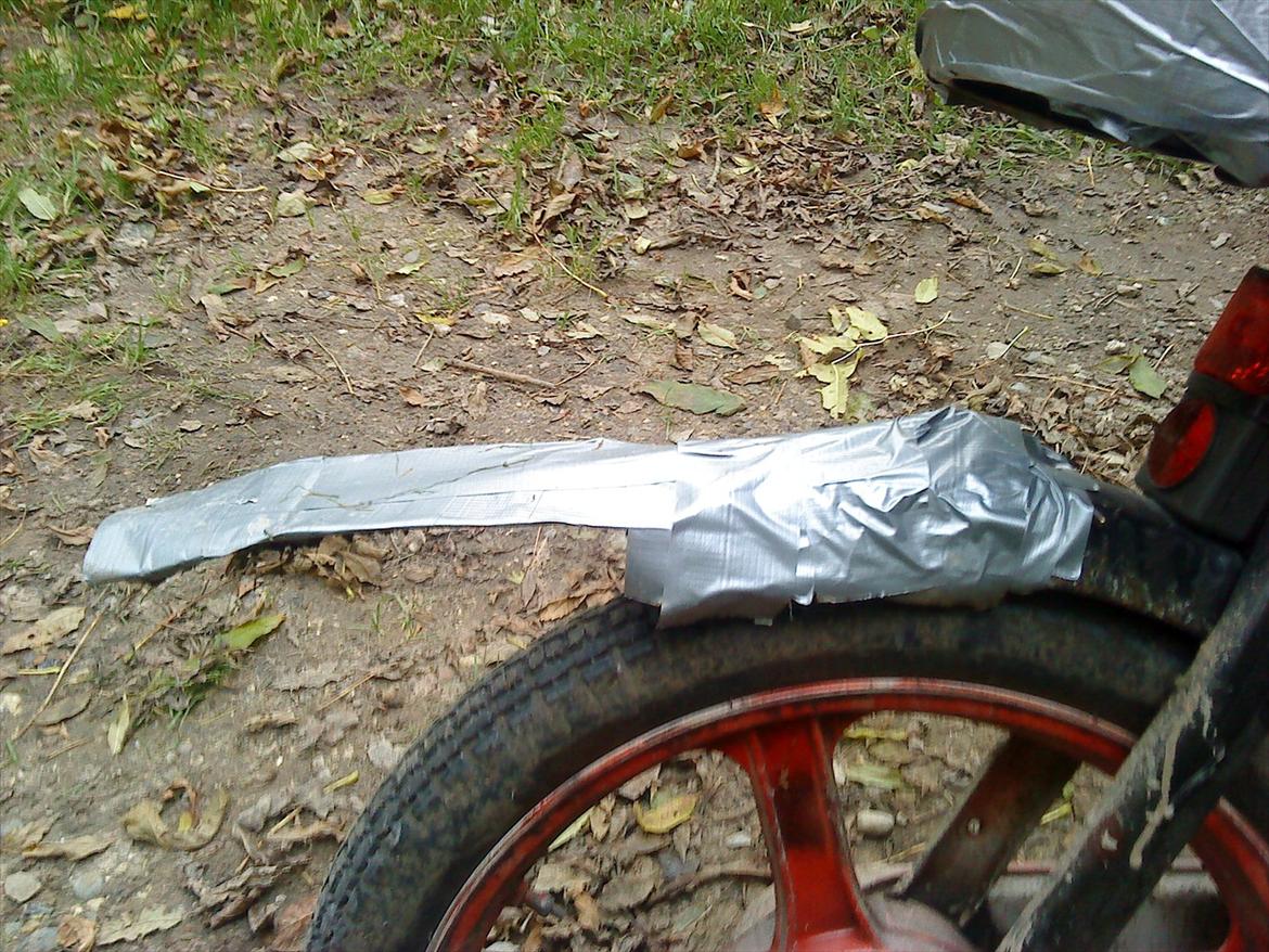 Vespa Ciao Pasta Negra AC ND - Hjemmelavet bagskærm, lavet af et stykke pap, en gasbetonblyant... og gaffa billede 17