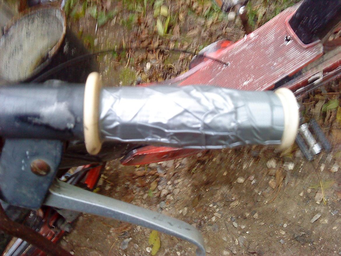 Vespa Ciao Pasta Negra AC ND - De originale håndtag var rigtig hårde, så jeg gjorde dem mere behagelige... med gaffa billede 18