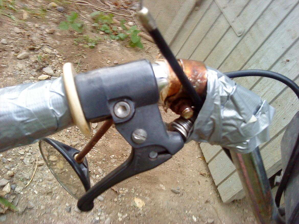 Vespa Ciao Pasta Negra AC ND - Gas kablet er forbundet til det lille bremsegreb :)
For at sikre at kablet sidder som det skal har jeg selvfølgelig brugt gaffa. billede 19