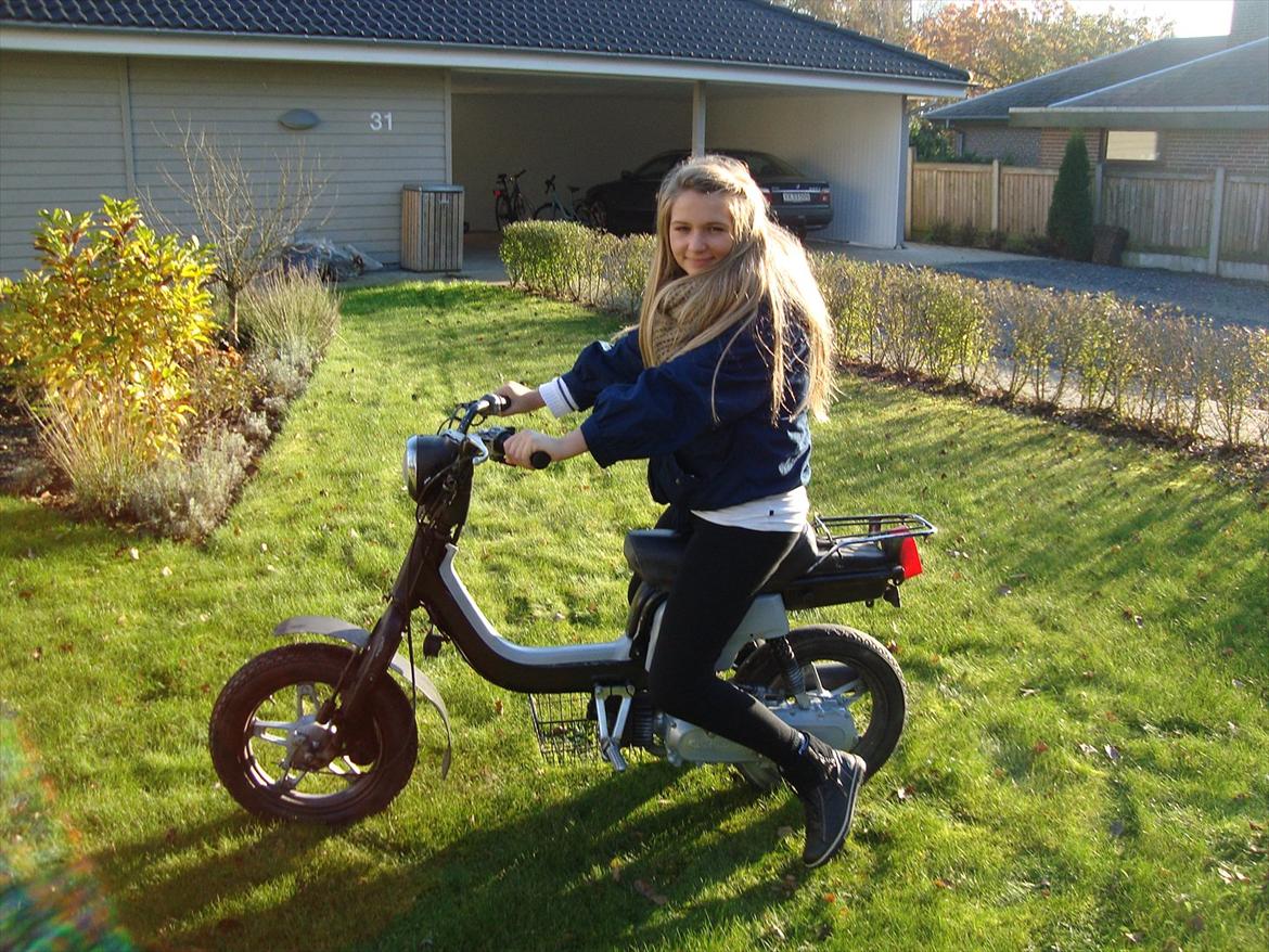 Suzuki fz50 - Ja, jeg skulle oploade 5 billedere, og så var det her det sidste jeg havde, det min kæreste.. så ikke døm på det. billede 5