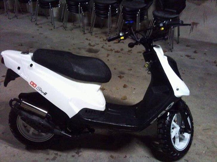 PGO Hot 50 Naked billede 4