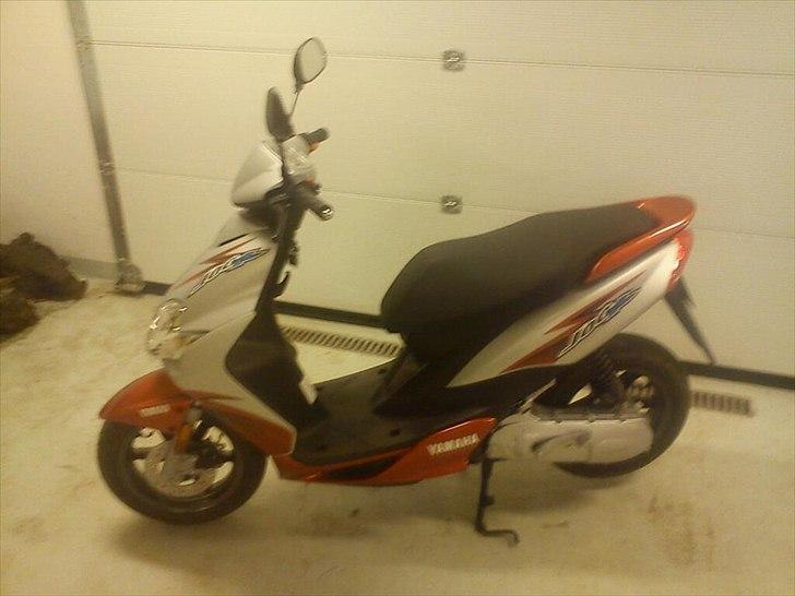 Yamaha jog r - hej jeg har denne jog r, og har er nogle billeder, jeg har prøvet så godt jeg kunne med at tage billeder. men da min mobil ikke er så god mere kan jeg drsværer ikke tage så gode billeder, håber det går. og i tager gode i mod den  billede 2