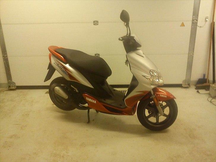 Yamaha jog r - et billede som man ser den, hvis man står ved siden af den  billede 12
