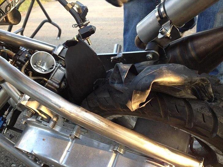 Yamaha Sprinter 2Fast 86cc + nx 2 stærkest, 3 hurtigst 12 - Det er hvad der sker når man sprænger et dæk med slange i, så koster det sku et nyt bagskærm :( billede 10