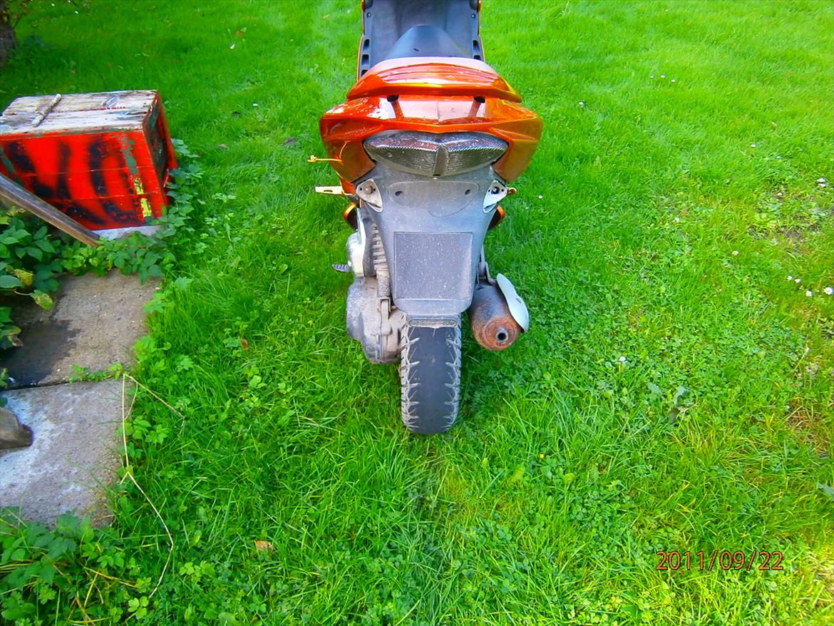 Peugeot Speedfight 2 AC - carbon blinklysene bagved er ikke sat på men de hører med.
 billede 3