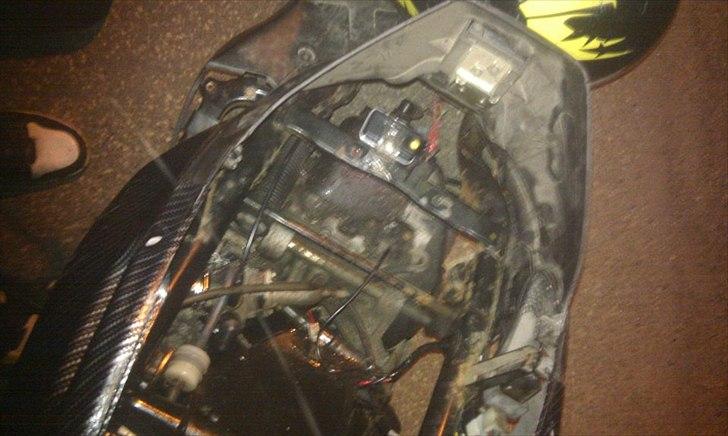 PGO pmx naked - lig mærke til min smarte cykel lygt der hjælper mig med at finde diverse ting om aftene billede 5