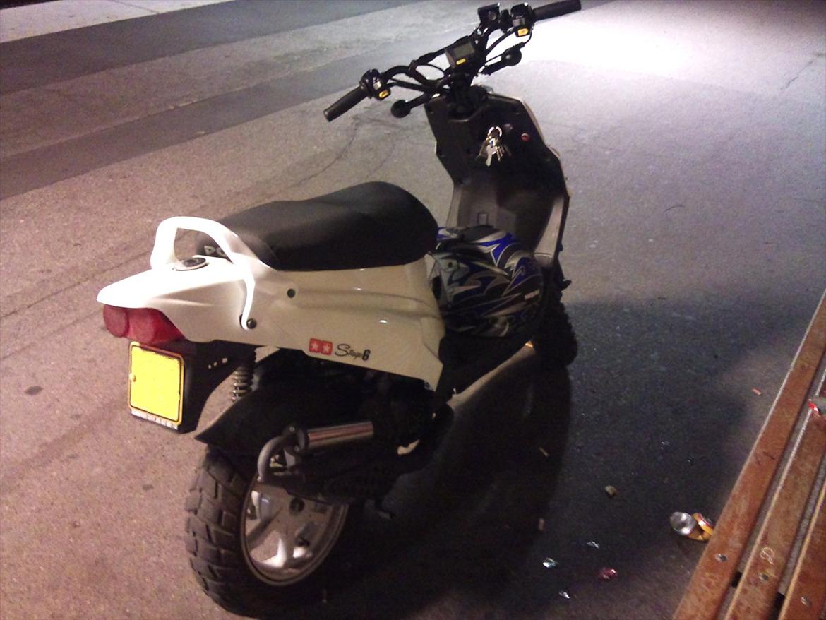 PGO Hot 50 Naked - Så har jeg fået Pmx spoiler og sat speedo et bedre sted.  billede 1