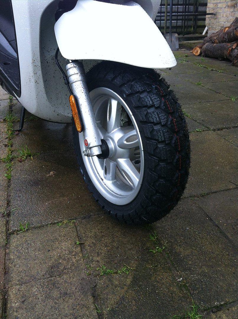 Yamaha Neos 4t - 25/11-2011 Så er der kommet vinterdæk på! Det er noget der allerede har givet en forskel! Nu må vi se hvordan de klare sig når sne'en kommer! billede 17