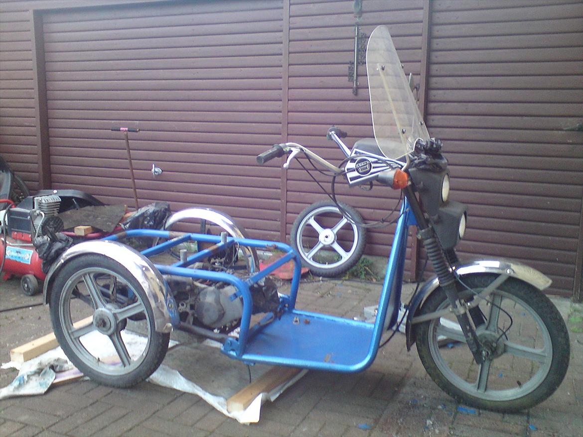 Honda trilet 2000 SOLGT - ny bund lagt i grundmalet og fået en gang blå hammerlak billede 6