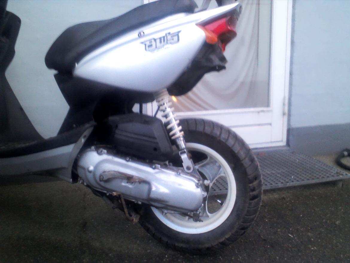 Yamaha Bws ng dirty one ! :D - perlemors hvid neos 12" fælg + hvid støddæmper+forhøjer (: støddæmper er lidt højere end std billede 9