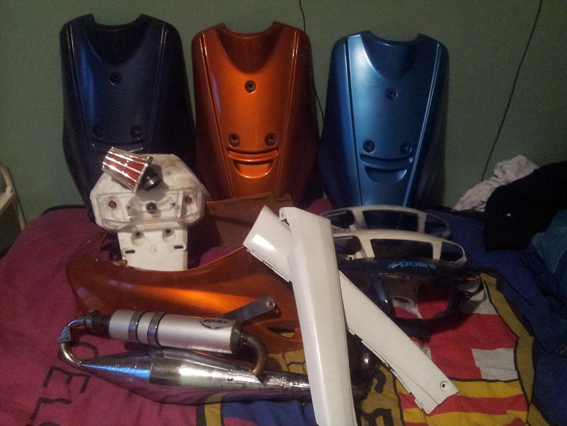 Yamaha Jog Fs (FØR) - ekstra dele:
3 frontskjolde
3 styrskjolde
2 sideskjolde (højre og venstre)
1 baglygte med skjold
1 udstødning: Stage6 Replica
1 luftfilter:Polini evo   billede 5