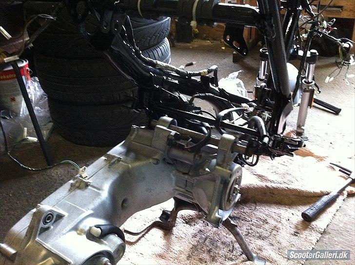 Yamaha Jog R - Så blev der malet stel :) billede 4