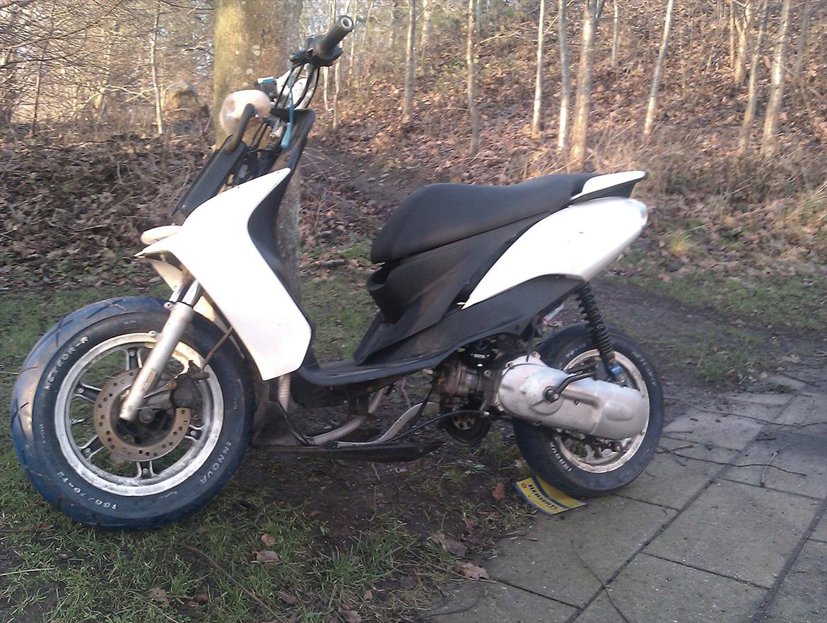 Yamaha Jog R EVO I LC 10% færdig - Mangler og sætte skjolde på og få sat køler system ordenligt. billede 1