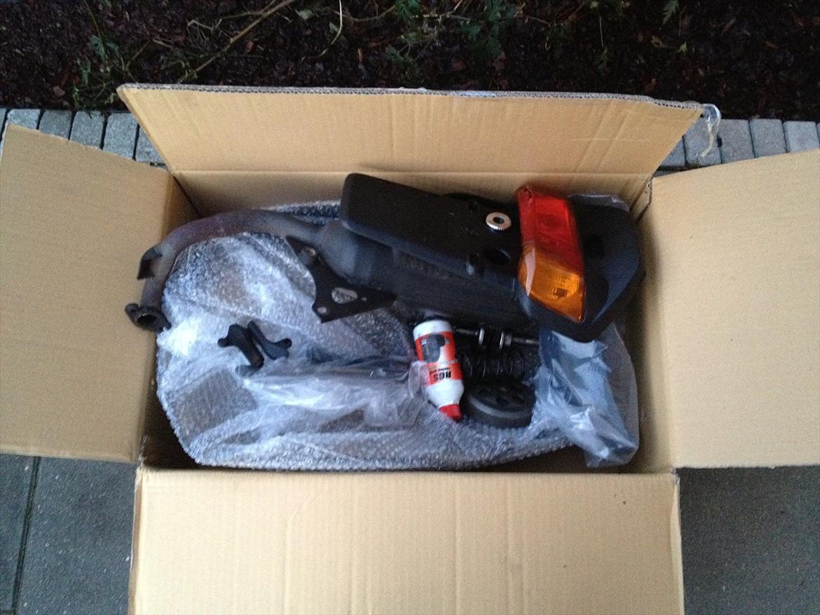 Yamaha Jog FS TOTAL SKADET! - Kasse reservedele:
Skjoldsæt sort.
ORG. udstødning
ORG. kickstarter pedal
Gearolie
Baglygte
ORG bremsehåndtag og de gummi ting som sad på dem.
ORG. Kobling og koblingsklokke
Og lidt små ting :) billede 10