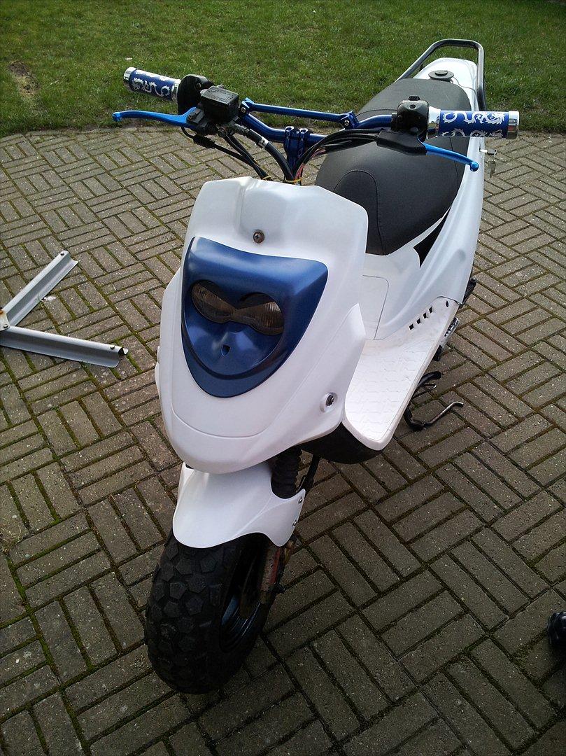 PGO Hot 50 - så blev den malet! og fået bartstyr billede 1