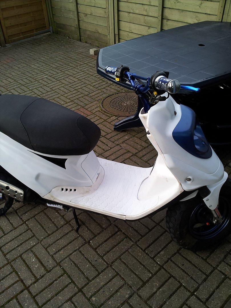 PGO Hot 50 - så fik jeg lavet udskæringer på den og sat hvid måtte på billede 3