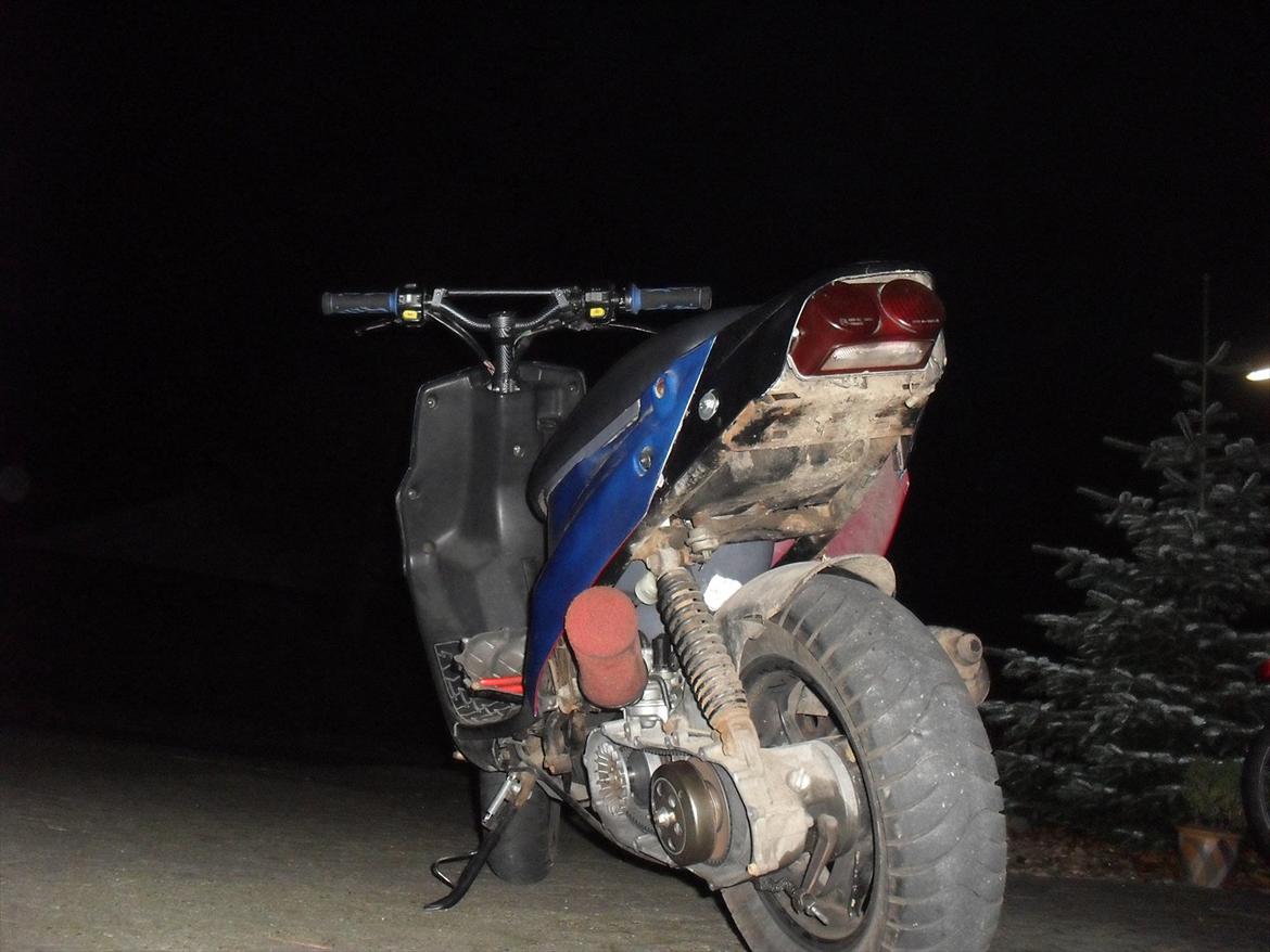 PGO Hot 50 Smidt af h til - Imens jeg ikke måtte køre på den, havde lige smidt bartstyr og TP powered udstødning på. billede 13